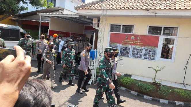 
					TNI-Polri Kompak Kunjungi Posko PPKM Skala Mikro di Kelurahan Serang