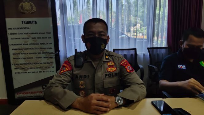 
					Polres Cilegon Polda Banten laksanakan PPKM Darurat, Periksa Kendaraan dan Orang Masuk Kota Cilegon