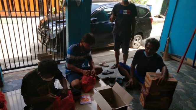 
					Bantu Pasien Isoman, Anggota DPRD Kabupaten Bekasi Salurkan Bantuan Sembako