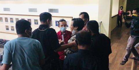 
					Pemuda Bekasi diamankan Pamdal untuk keluar dari ruangan sidang paripurna.