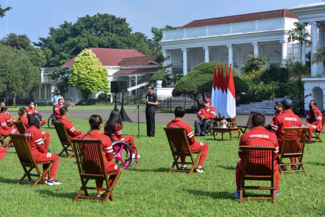 
					Presiden Joko Widodo menerima kontingen Indonesia yang berlaga di Paralimpiade Tokyo 2020, di Istana Bogor, Jabar, Jumat (17/09/2021) pagi. (Foto: Humas Setkab/Jay) 
