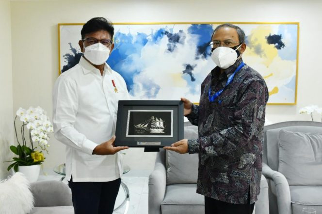 
					Menteri Komunikasi dan Informatika, Johnny G. Plate (kiri) saat menerima kunjungan Duta Besar India untuk Indonesia, H. E. Sri. Manoj Kumar Bharti (kanan), di Rumah Dinas Menkominfo, Jakarta, Kamis 16/09/2021. - (AYH)