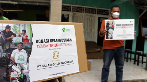 
					Dompet Dhuafa bersama PT Salam Gold Indonesia mendistribusikan paket sembako ke warga terdampak Covid-19 di Depok, Jawa Barat. (Senin, 13/09)
