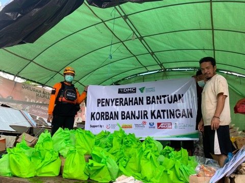 Aksi DMC di September Hijau: Distribusi Paket Hygiene Kit hingga Aksi Bersih-bersih