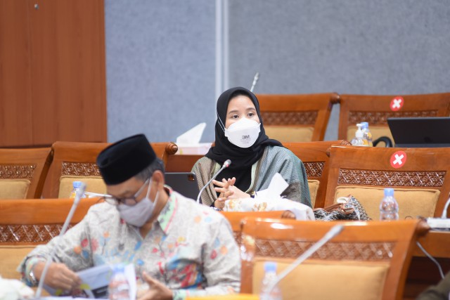 
					Anggota Komisi X DPR RI Ratih Megasari Singkarru saat menghadiri Rapat Kerja Komisi X DPR RI dengan Menteri Pemuda dan Olahraga RI. Foto: Gerladi/mr