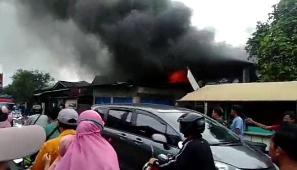 Toko di Jalan Raya Pilar Sukatani Hangus Gegara Konsleting Listrik
