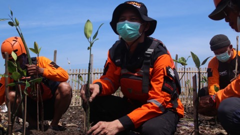
					Dalam rangka World Clean Up Day 2021, Disaster Management Center ( DMC ) Dompet Dhuafa menggelar aksi bersih di pesisir pantai Desa Tanjung Burung, Teluknaga, Tangerang, Banten (24/09/2021).