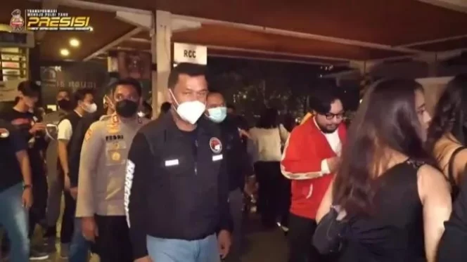 
					Kasubdit 1 Ditresnarkoba Polda Metro Jaya AKBP Ferry Nur Abdullah melakukan sidak di sejumlah tempat hiburan malam yang mengadakan Pesta Halloween di sebuah bar SCBD Jakarta, Sabtu (30/10/2021) dini hari.