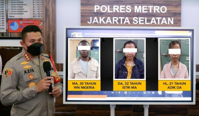 
					Polres Metro Jakarta Selatan menggelar perkara kasus penipuan online. (Foro: PMJ News/Instagram @polres_metro_jakartaselatan).