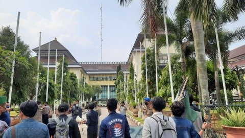 Kantor Pj Bupati Bekasi di Geruduk HMI, Pendemo Bentang Banner ‘Bekasi Berani Tindak KKN’