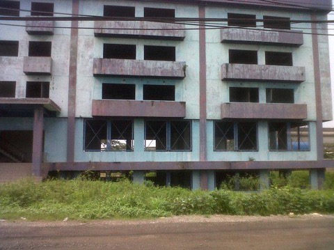 
					FOTO: Gedung itu sebenarnya tak bernama. Tapi karena catnya berwarna biru dan berada di jalan Kalimalang Tambun Bekasi (duamisteri.com)