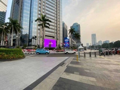 Petugas Cegah Kerumunan di Kawasan SCBD