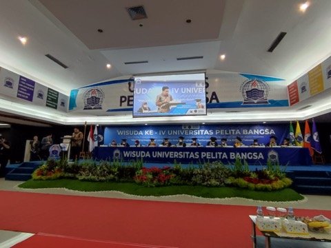 Ketua DPRD Kabupaten Bekasi Berikan Motivasi ke Wisudawan UPB
