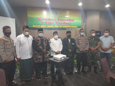 
					BN Holik Qodratulloh bersama keluarga besar Nahdlatul Ulama Kabupaten Bekasi.
