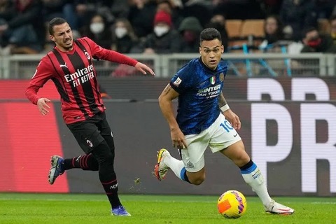 
					Aksi Lautaro Martinez di laga Milan vs Inter, Coppa Italia 2021/22 (c) AP 
