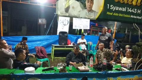 
					Saeful Islam, Anggota DPRD Kabupaten Bekasi bersama warga Puri Cikarang RW 010 Desa Karangasih di posko mudik. FOTO: Ist.