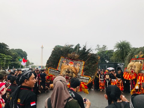 
					Komunitas dan Seniman Reog Ponorogo Aksi di Patung Kuda Jakarta.