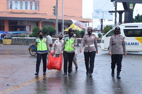 Polwan Cantik Terpantau Berbagi Takjil di Bekasi