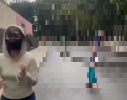 
					Tangkapan layar video sekelompok anak kecil teror pengunjung GOR Purbalingga, Jawa Tengah dengan memamerkan alat kelamin.