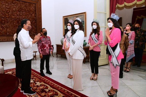 
					Presiden Jokowi saat menerima kunjungan Puteri Indonesia 2022 dan Miss Universe 2021 , di Istana Merdeka, Jakarta, Senin (30/05/2022). (Foto: BPMI Setpres/Muchlis Jr)