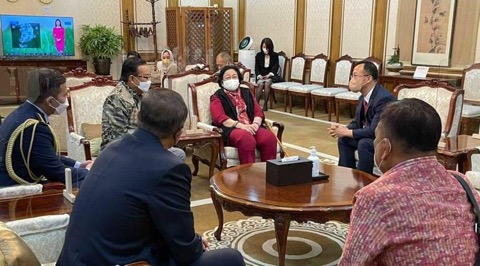 
					Presiden kelima Indonesia, Megawati Soekarnoputri, saat tiba di Seoul, Korea Selatan, Minggu (8/5). Megawati direncanakan akan menghadiri pelantikan Presiden Korea Selatan, Yoon Suk Yeol. Foto dok. (PDIP)