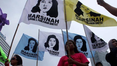 
					Bendera Marsinah dikibarkan oleh puluhan buruh perempuan yang tergabung dalam Federasi Buruh Lintas Pabrik (FBLP) saat berunjuk rasa di kawasan Bundaran Hotel Indonesia, Jakarta Pusat, FOTO: Ist.