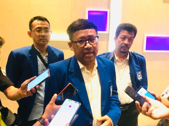
					Daeng Muhammad Ketua DPD PAN Kabupaten Bekasi bersama pengurus partai. FOTO: Istimewa.