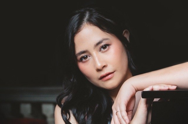 Prilly Latuconsina Nyanyikan OST Film 12 Cerita Glen Anggara