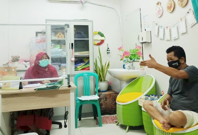 
					Pria asal Bekasi berinisial Natrom (62), terduga penyebar paham dewa matahari di Kabupaten Lebak, Provinsi Banten, mengalami gangguan jiwa setelah menjalani pemeriksaan dokter spesialis kejiwaan. (rcti+)