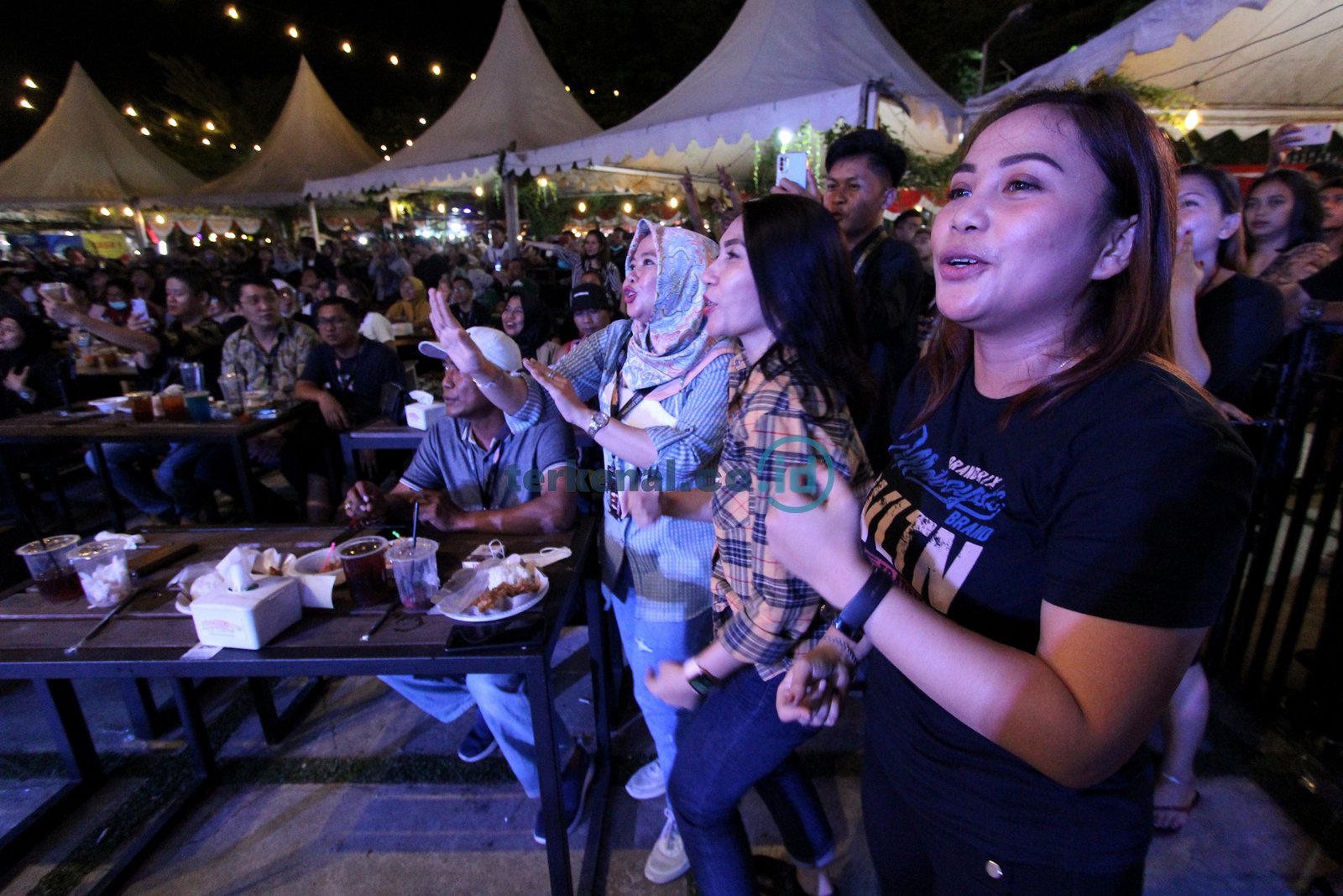 FOTO: Warga Cikarang Diguncangkan Konser Andra and The Backbone 6 19C3BC00 384C 40EA 88ED F064AE199269