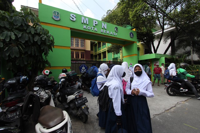 
					Siswa SMPN 6 Kota Bekasi membubarakan diri  setalah demo di depan sekolah. FOTO: terkenal.co.id/Kuncoro Widyo Rumpoko