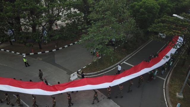
					72 meter bendera merah putih dibentangkan di Pemkab Bekasi.
