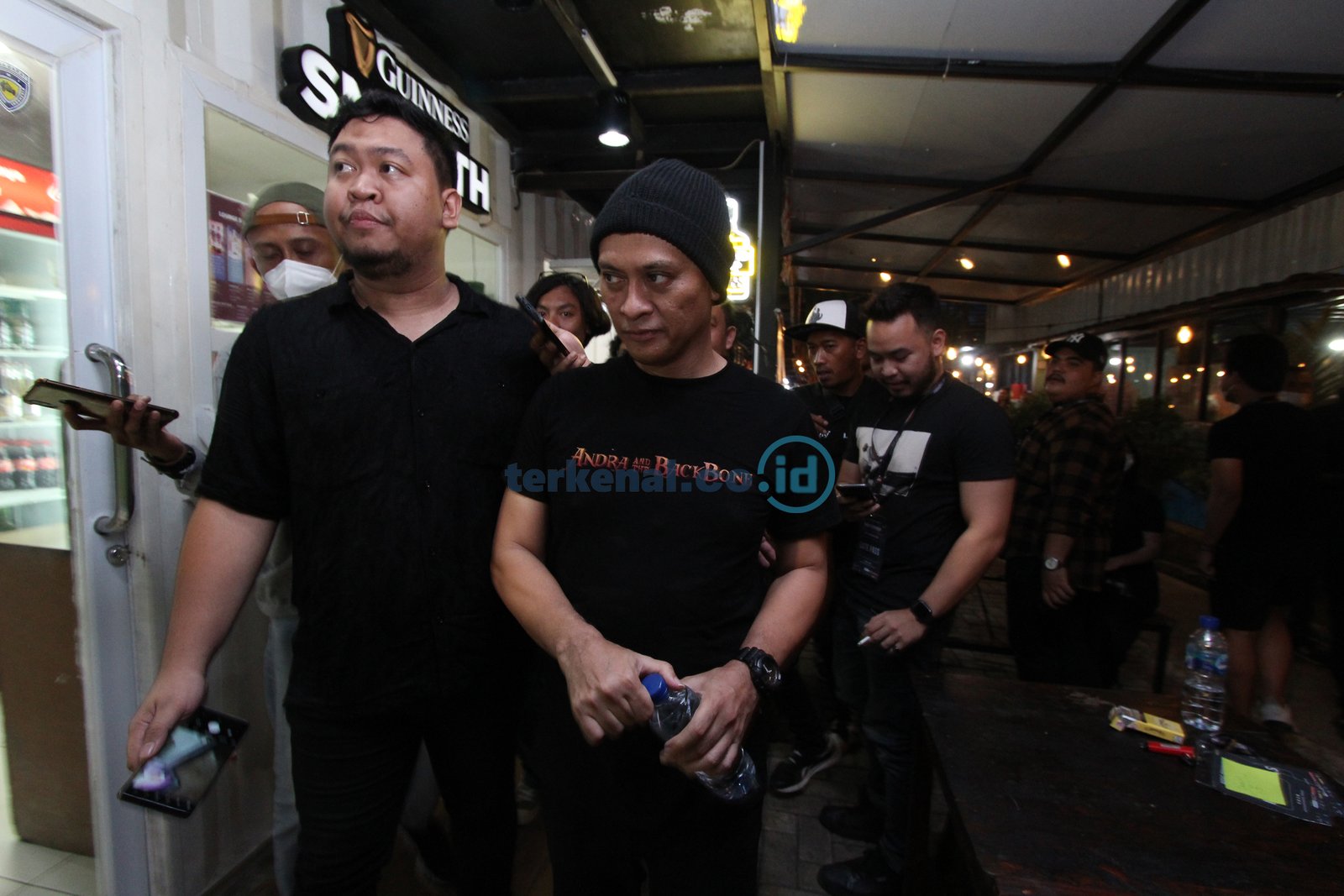 FOTO: Warga Cikarang Diguncangkan Konser Andra and The Backbone 8 ECC0F5C4 E368 4332 8881 7C410A619518