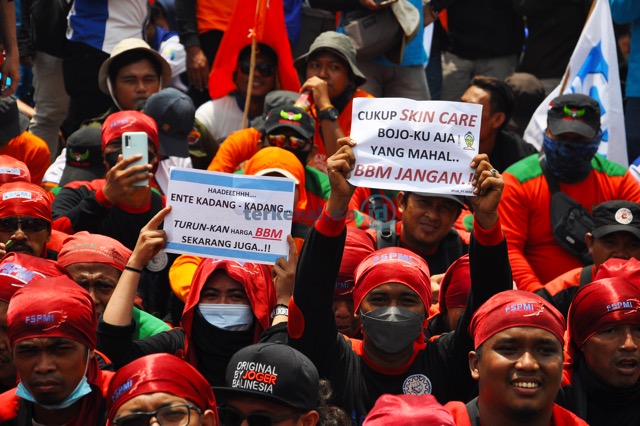 
					Buruh Federasi Serikat Pekerja Metal Indonesia (FSPMI) membawa poster saat unjuk rasa di depan gedung DPR RI, Jakarta, Selasa (6/9/2022). terkenal.co.id/Kevin Marandika Arizona