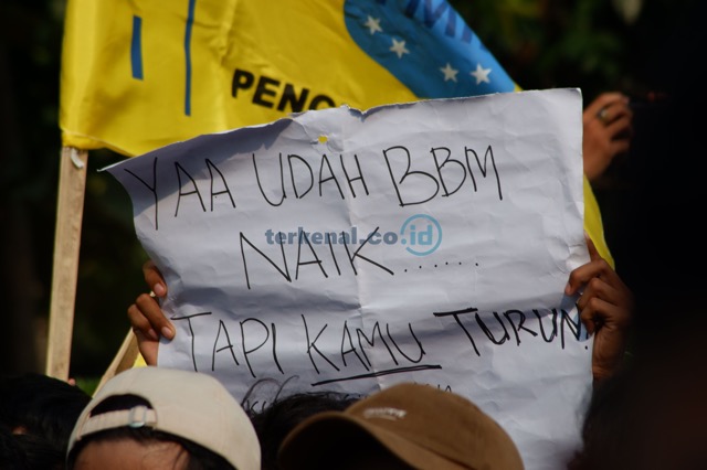 
					Poster mahasiswa PMII sebagai bentuk protes mereka di Patung Kuda, Jakarta Pusat, Senin(05/09/2022). FOTO : Faisal Ramadhan/terkenal.co.id