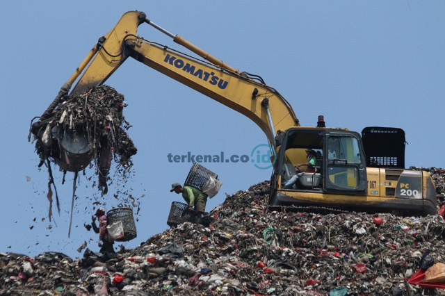 
					Pemulung TPST Bantargebang mengumpulkan sampah terlihat dari Desa Ciketingudik, Bantargebang, Kota Bekasi, Jawa Barat, Kamis (15/9/2022).