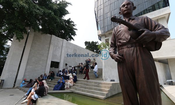 Patung Ismail Marzuki sebagai salah satu icon terbaru di area Pusat Kesenian Jakarta (PKJ) Taman Ismail Marzuki (TIM) Cikini, Jakarta Pusat, Minggu (25/9/2022). Patung tersebut dibuat dari tanah liat, terlihat berdiri kokoh sambil menggengam biola. FOTO : Kuncoro WR/terkenal.co.id