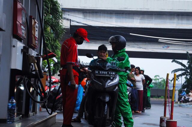 
					Seorang ojek online sedang mengisi bensin di kawasan Kalimalang, Jakarta, Kamis (8/9/2022). terkenal.co.id/Kevin Marandika Arizona