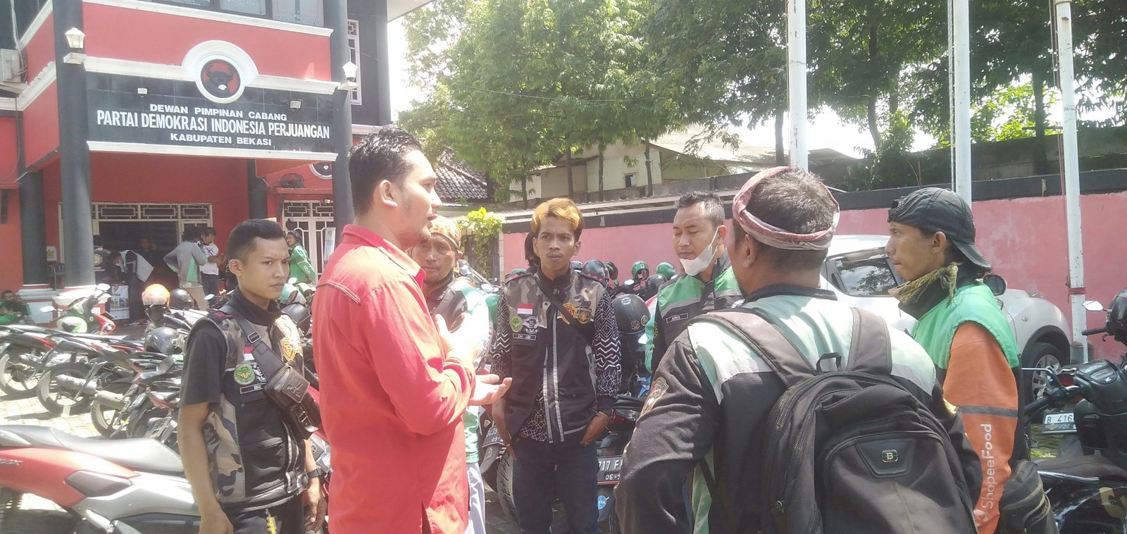 Politisi Muda PDI Perjuangan Kabupaten Bekasi Gandeng Ojol Sosialisasi Aplikasi MPP