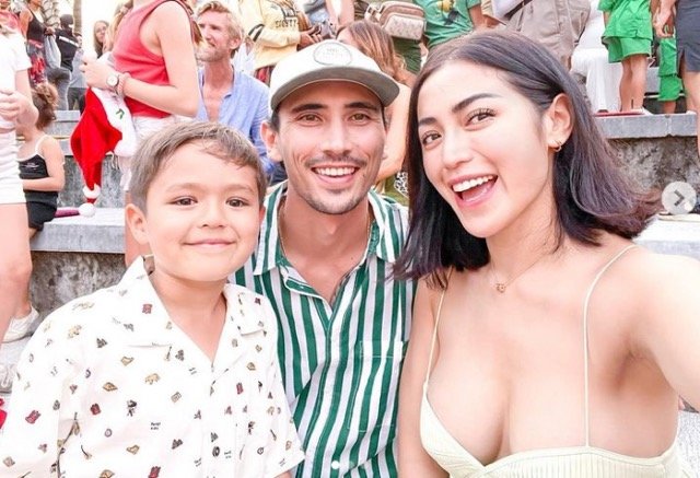 Jessica Iskandar memakai Baju Seksi