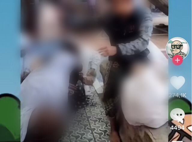 
					Tangkapan layar video memperlihatkan seorang pria membagi-bagikan pakaian dalam wanita kepada santriwati di tempat terbuka. (TikTok/@bagussuhar)