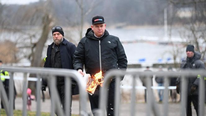 
					Politikus partai sayap kanan Swedia, Rasmus Paludan, membakar Alquran saat demonstrasi anti-Erdogan di via REUTERS/TT NEWS AGENCY