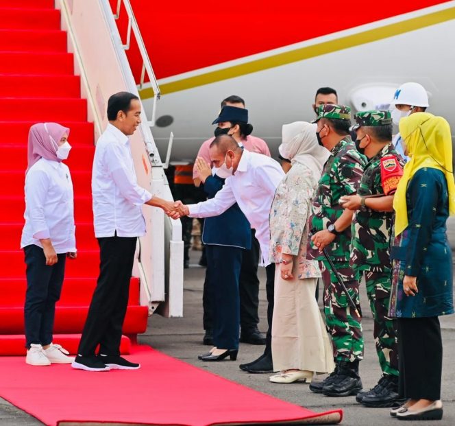 
					Presiden @jokowi dan Ibu Iriana Joko Widodo tiba di Pangkalan TNI AU Soewondo, Kota Medan, Provinsi Sumatra Utara, Rabu (08/02/2023) sekira pukul 17.50 WIB. Foto: BPMI Setpres