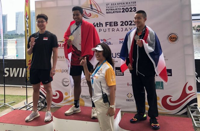 
					Aflah Fadlan Prawira finish tercepat pada ajang First Sea Open Water Swimming Championship Putrajaya Malaysia 2023 di nomor renang perairan terbuka lima kilometer putra. (ANTARA/Istimewa)