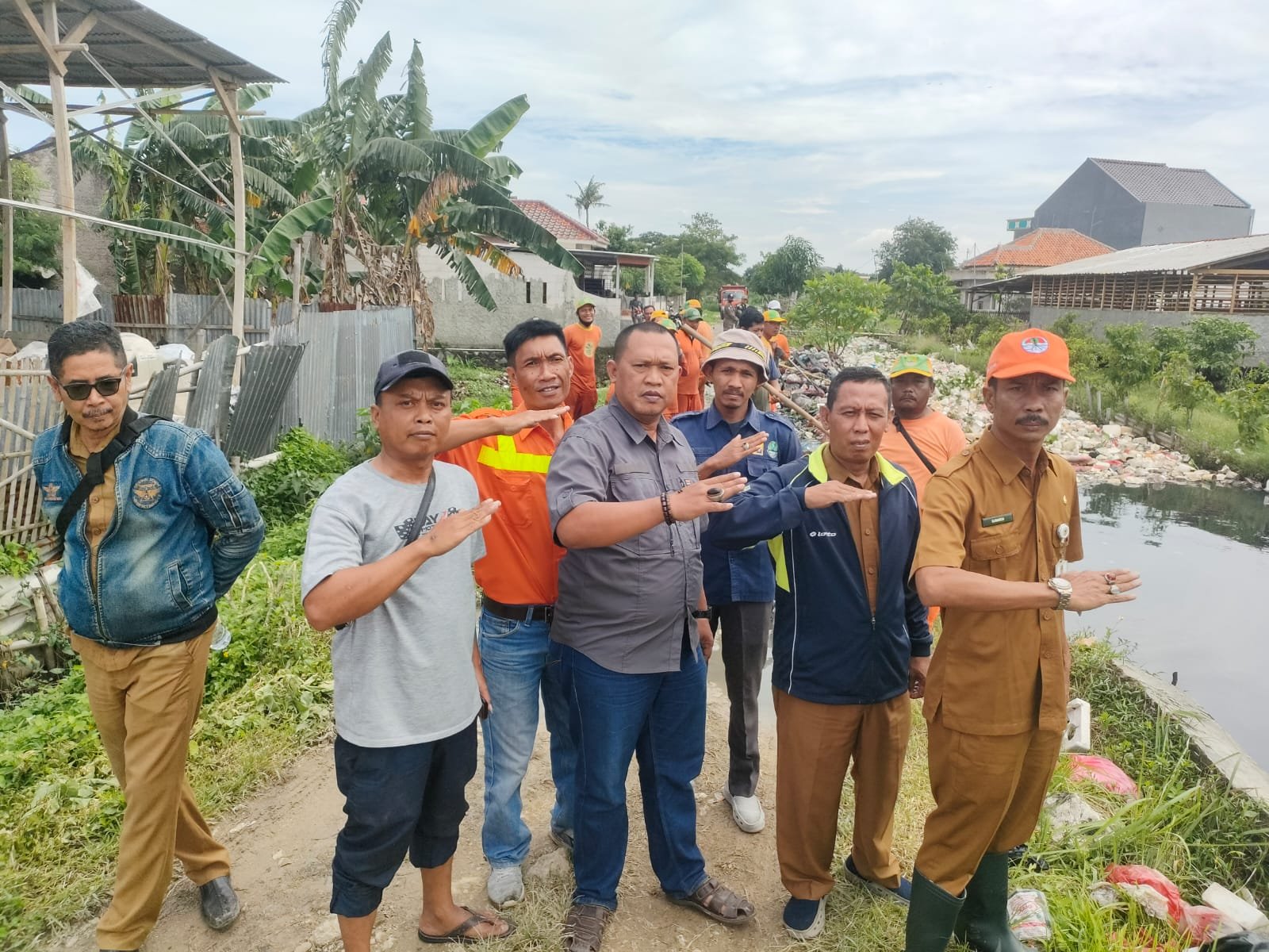 DLH Kabupaten Bekasi mengevakuasi Tumpukan Sampah