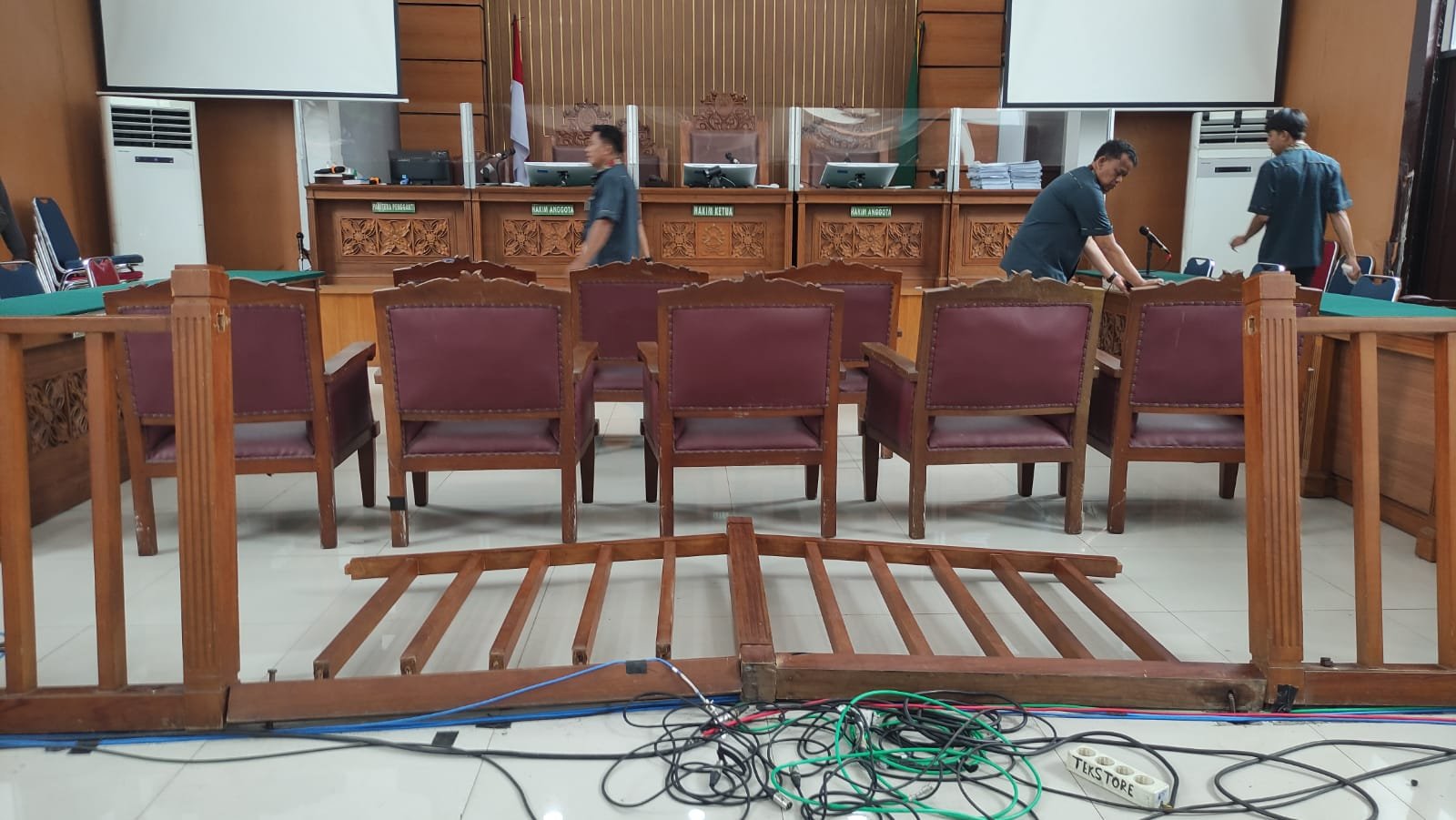 Pembatas Ruang Sidang Richard Eliezer Rusak