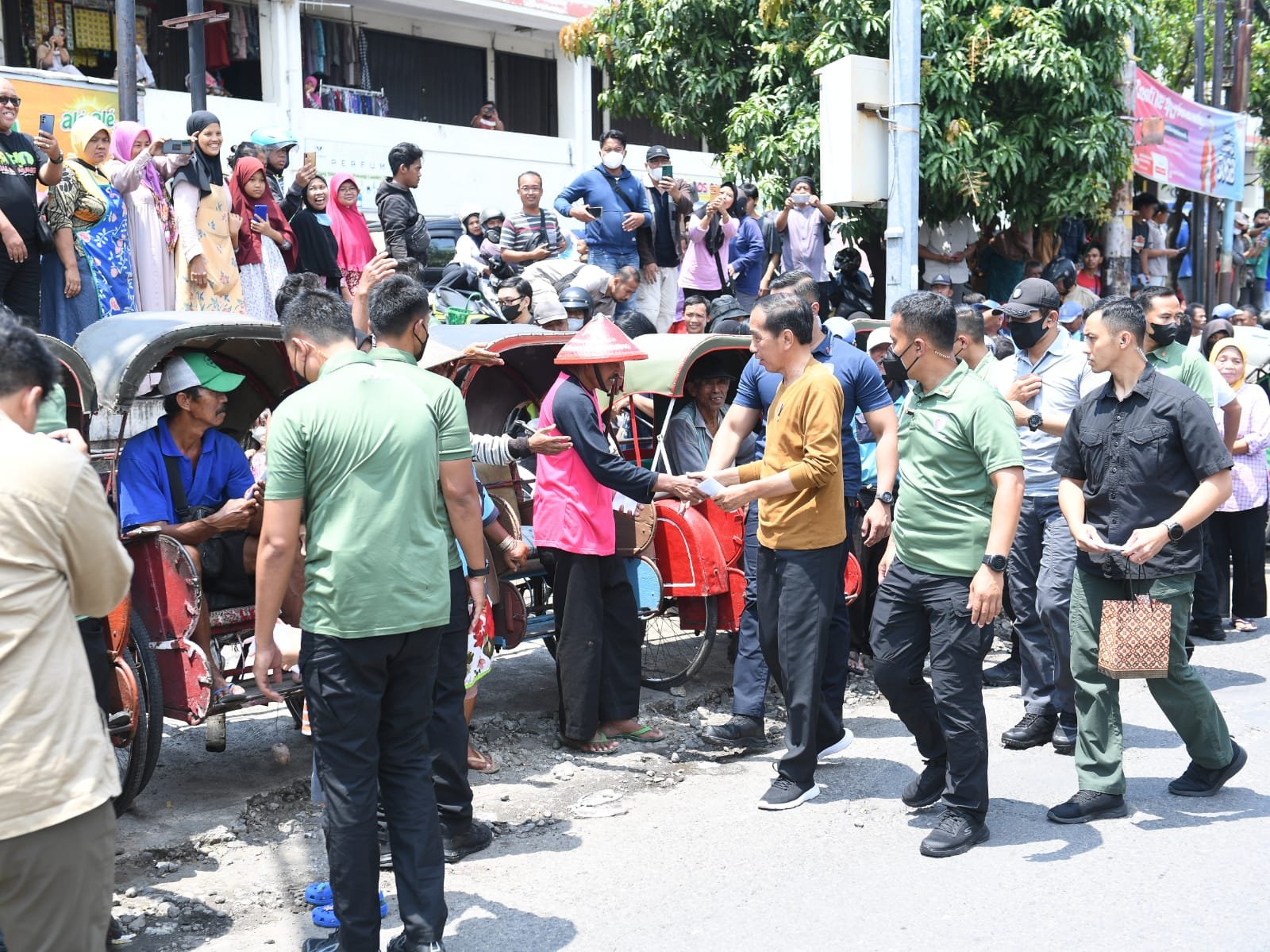 FOTO: Presiden Joko Widodo dan Jan Ethes Berbagi 2 FtMHqr5aUAAfpq