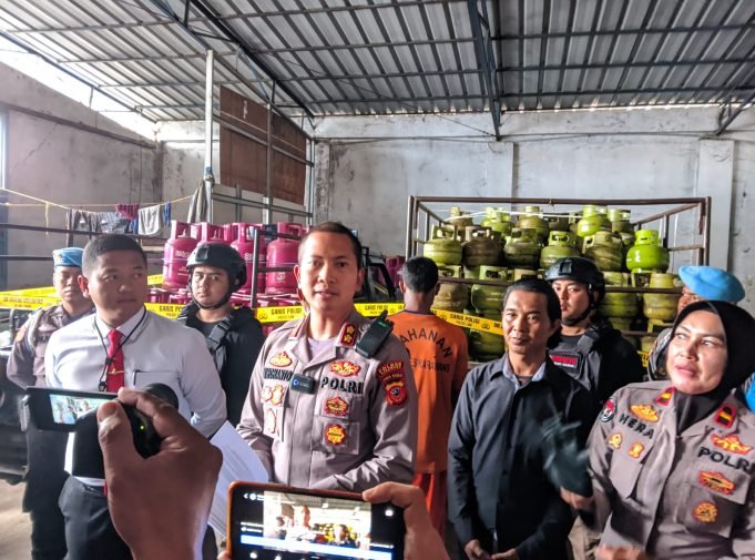 Polisi Grebek Gudang Oplosan Gas Elpiji di Karawang