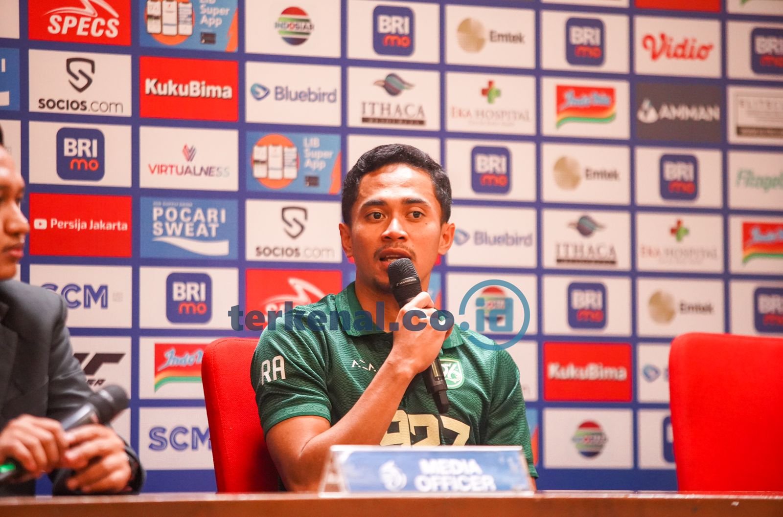 FOTO: Potret Pemain Persebaya Surabaya Protes Wasit 1 REVA ADI UTAMA
