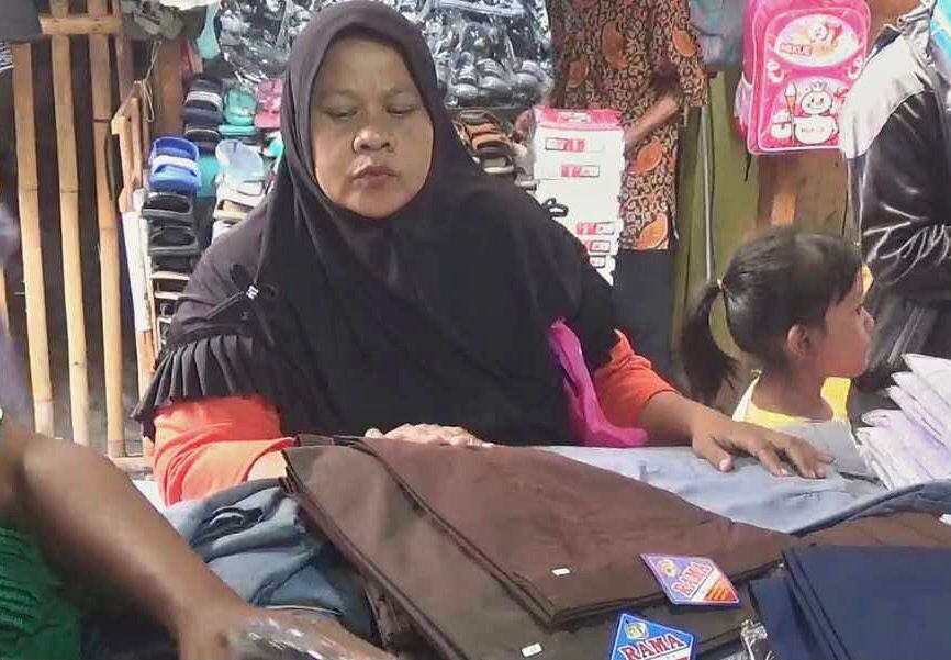 Jelang Tahun Ajaran Baru, Seragam Sekolah Diburu Emak-emak di Pasar Cikarang